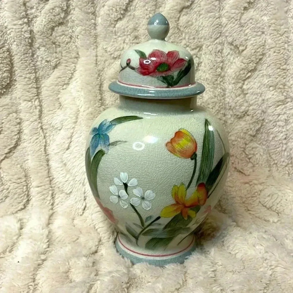 VINTAGE ANDREA by SADEK FLORAL Small URN VASE W/ LID MADE in JAPAN 9” Tall - Picture 1 of 4